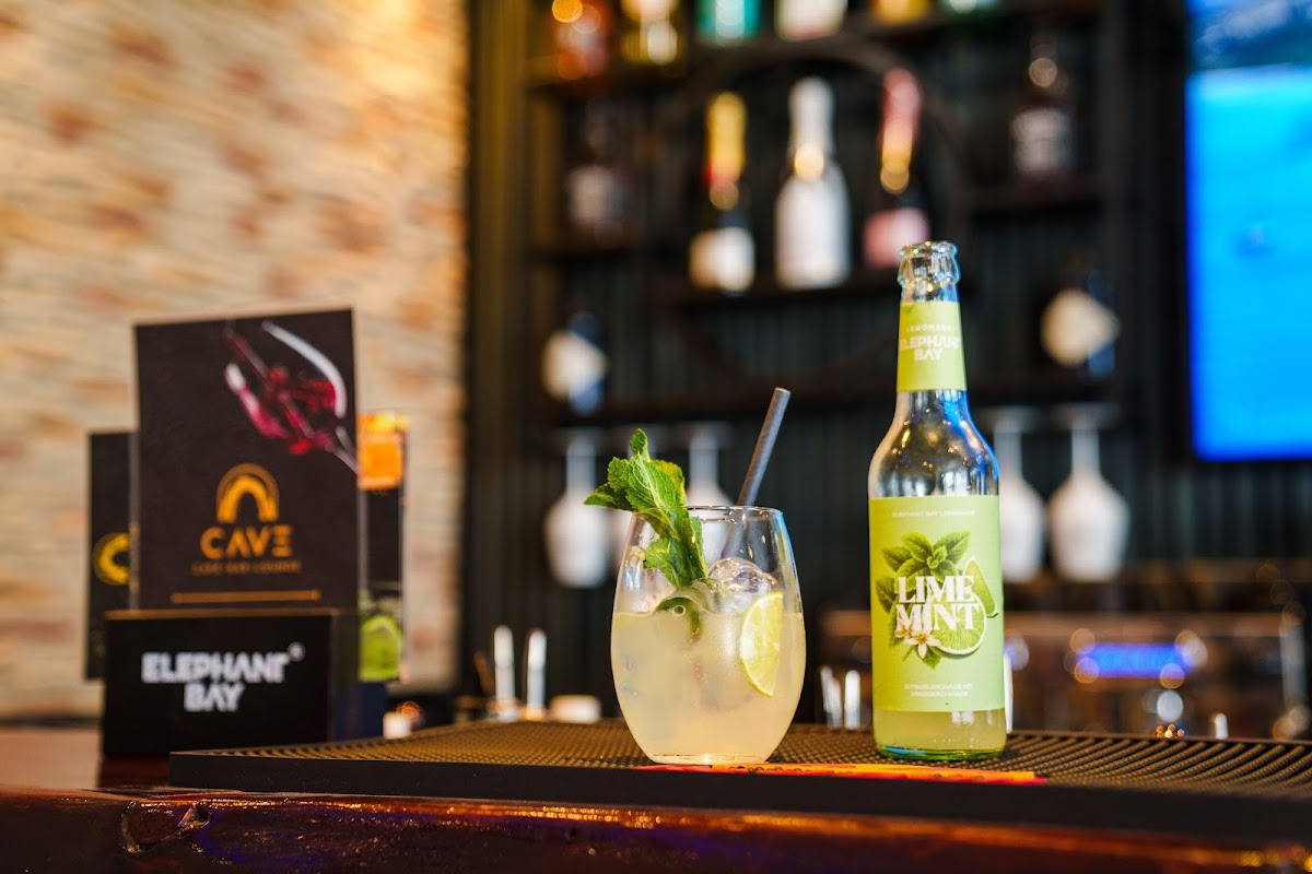 Frisch gemixter Cocktail an der Bar des CAVE